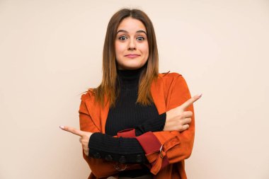 Şüpheleri laterallerin işaret montlu genç kadın