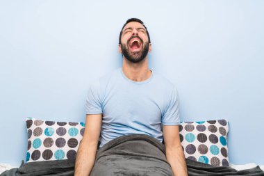 Yatakta ki adam ağzı tamamen açık ön bağırArak