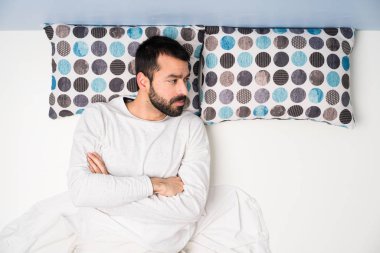 Üst görünüm portre yatakta Adam