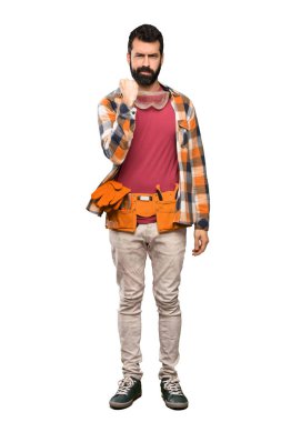 Izole beyaz arka plan üzerinde kızgın jest ile Esnaf adam