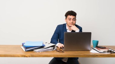 Bir ofiste düşünen iş adamı