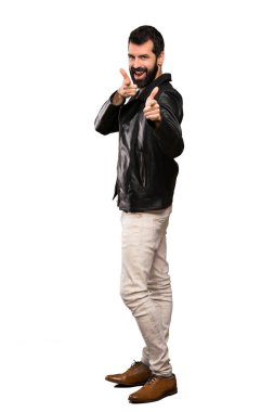 Öne doğru işaret ve izole beyaz arka plan üzerinde gülümseyen sakallı yakışıklı adam