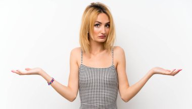 Genç sarışın kadın bir şeyi anlamadığı için çok mutsuz.