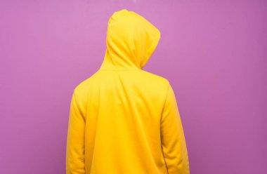 Sarı sweatshirt ile Yakışıklı adam