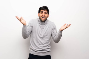 Yüzünde şok ifadesi olan izole edilmiş beyaz bir duvar.