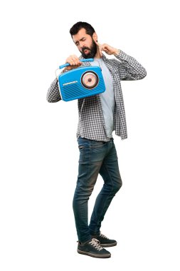 Bir radyo izole beyaz arka plan üzerinde tutarak sakallı yakışıklı adam