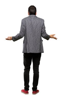 İzole beyaz arka plan üzerinde sakallı yakışıklı adam