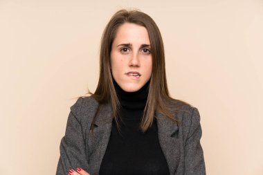 İzole edilmiş duvarın ötesinde kuşkuları olan ve kafası karışmış genç bir kadın.