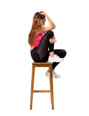 Izole beyaz arka plan germe üzerinde Genç dans kız