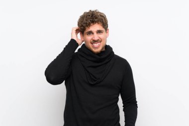 Sarışın adam şüpheleri izole beyaz duvar üzerinde