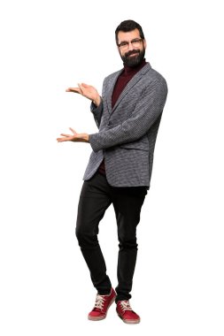 İzole beyaz arka plan üzerinden gelmek için davet için yan ellerini uzatan gözlük ile Yakışıklı adam