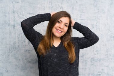 Grunge duvar gülüyor üzerine genç kız