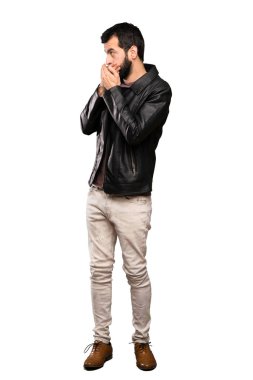 Ağız kapsayan ve tarafına izole beyaz arka plan üzerinde seyir sakallı yakışıklı adam