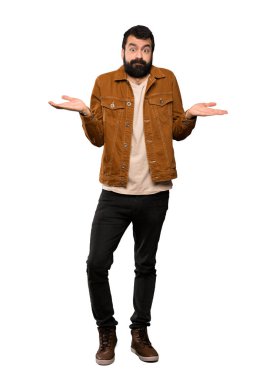 Eller izole beyaz arka plan üzerinde yükseltme sırasında şüpheleri sakallı yakışıklı adam