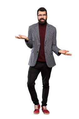 İzole beyaz arka plan üzerinde bir şey anlamak için mutsuz gözlük ile Yakışıklı adam