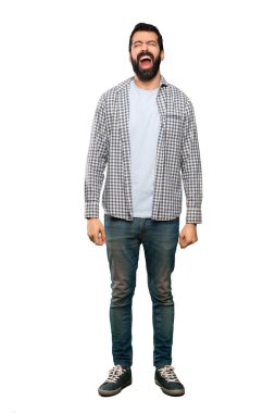 Ağız açık ile ön izole beyaz arka plan üzerinde bağırarak sakallı yakışıklı adam