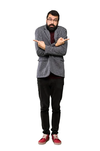 Hombre Guapo Con Gafas Apuntando Los Laterales Que Tienen Dudas —  Fotos de Stock