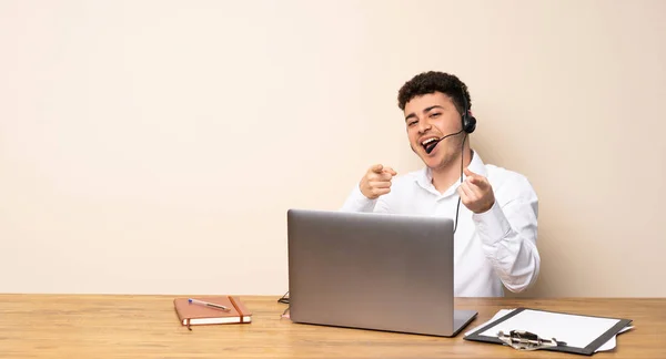 Telemarketer Man Pointing Front Smiling — Stock Photo, Image