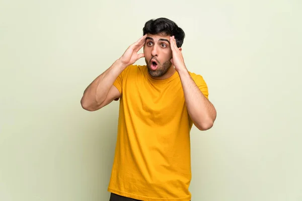 Joven Sobre Pared Rosa Con Sorpresa Expresión Facial Impactada — Foto de Stock