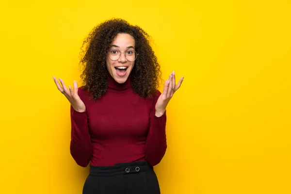 Mujer Dominicana Con Suéter Cuello Alto Sonriendo Con Una Dulce — Foto de Stock