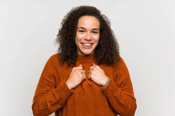 Mujer Dominicana Sobre Pared Blanca Aislada Celebrando Una Victoria —  Fotos de Stock