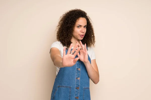 Dominicana Donna Con Tuta Nervosa Tendendo Mani Fronte — Foto Stock