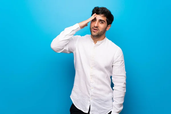 Jeune Homme Sur Mur Bleu Isolé Vient Réaliser Quelque Chose — Photo