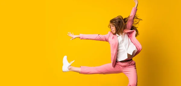 Giovane Donna Saltando Oltre Isolato Muro Giallo — Foto Stock