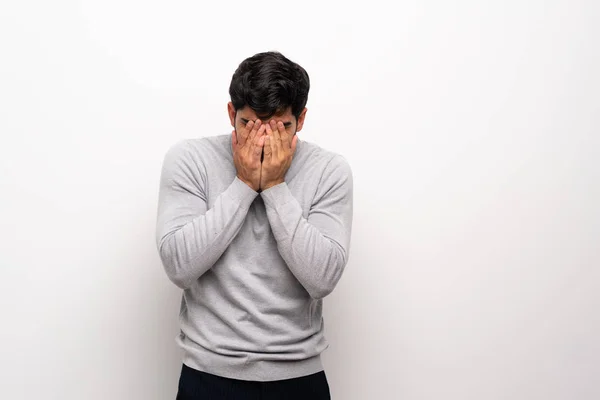 Giovane Oltre Isolato Muro Bianco Con Espressione Stanca Malata — Foto Stock