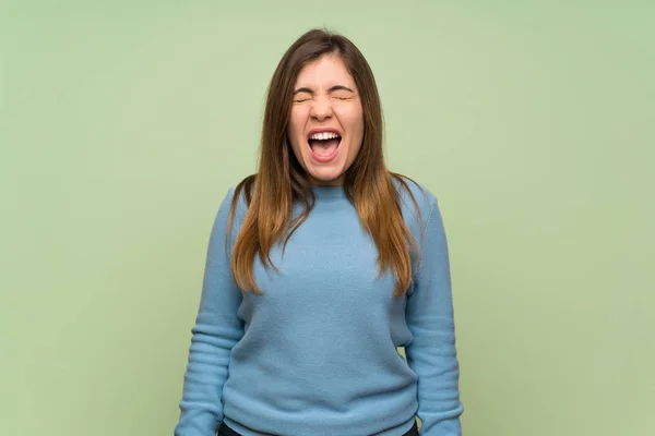 Jovencita Sobre Pared Verde Gritando Frente Con Boca Abierta —  Fotos de Stock