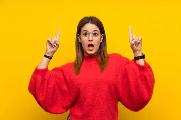 Jeune Femme Sur Mur Jaune Isolé Pointant Avec Index Une — Photo