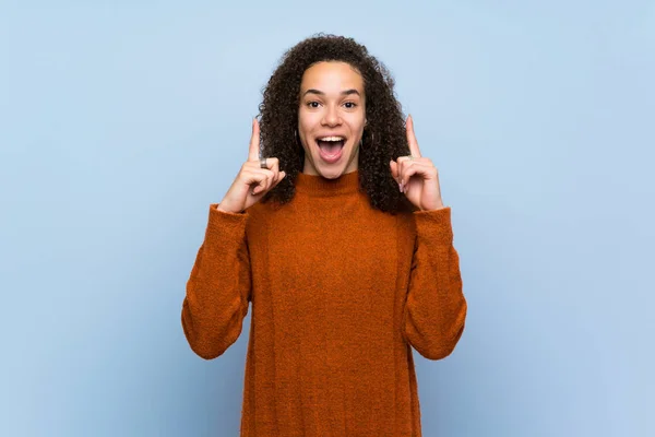 Femme Dominicaine Avec Les Cheveux Bouclés Pointant Vers Haut Une — Photo