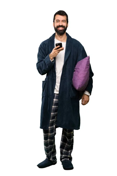 Mann Mit Bart Schlafanzug Sendet Eine Nachricht Mit Dem Handy — Stockfoto