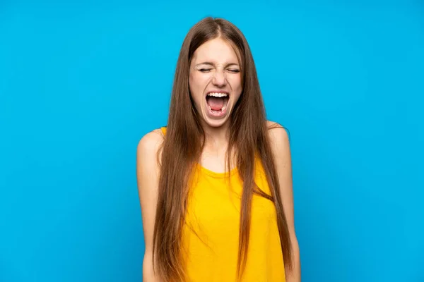 Jonge Vrouw Met Lang Haar Geïsoleerde Blauwe Muur Schreeuwen Naar — Stockfoto