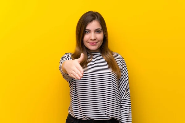 Young Girl Yellow Wall Shaking Hands Closing Good Deal — Stock Photo, Image