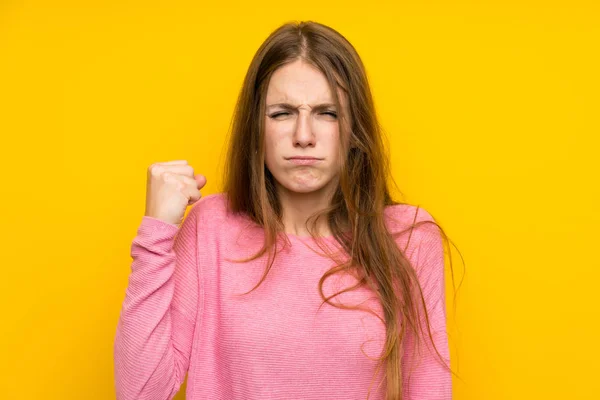Uzun Saçlı Izole Edilmiş Sarı Duvarlı Kızgın Bir Jestle Genç — Stok fotoğraf