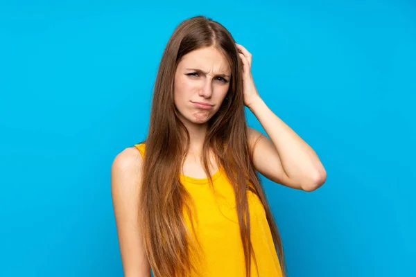 Mujer Joven Con Pelo Largo Sobre Pared Azul Aislada Con —  Fotos de Stock