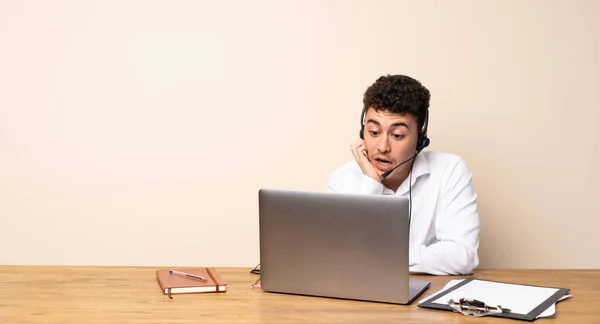 Telemarketer Man Surprised Shocked While Looking Right — Stock Photo, Image