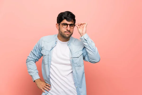 Jeune Homme Sur Mur Rose Avec Des Lunettes Surpris — Photo