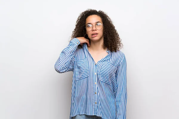 ストライプのシャツに疲れや病気の表現とドミニカ共和国の女性 — ストック写真
