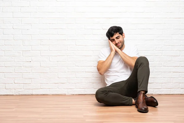 Joven Sentado Suelo Haciendo Gesto Sueño Expresión Dorable — Foto de Stock