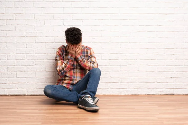 Jovem Sentado Chão Com Expressão Cansada Doente — Fotografia de Stock