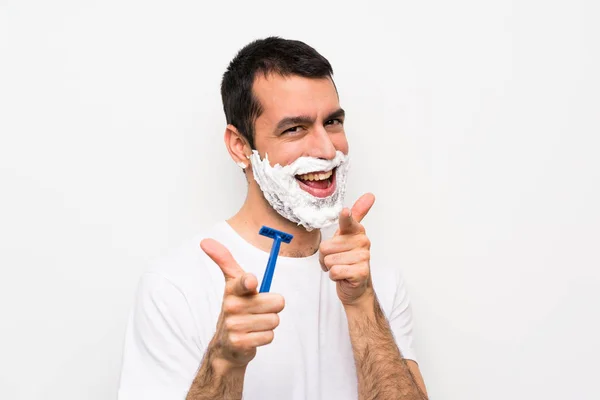 Homem Barbeando Sua Barba Sobre Fundo Branco Isolado Apontando Para — Fotografia de Stock