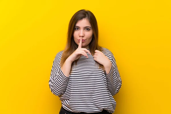 Młoda Dziewczyna Nad Żółtą Ścianą Pokazuje Znak Milczenia Gest Wkładając — Zdjęcie stockowe