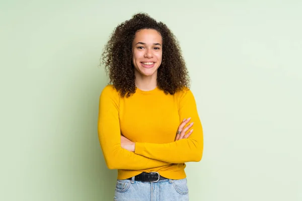Dominican Woman Isolated Green Background Keeping Arms Crossed Frontal Position — Stock Photo, Image