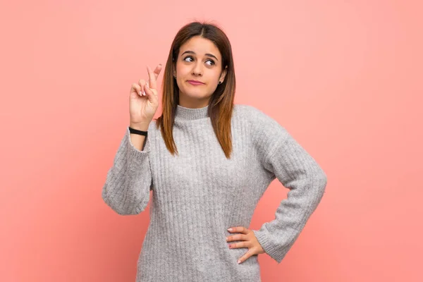 Jeune Femme Sur Mur Rose Avec Les Doigts Croisés Souhaitant — Photo