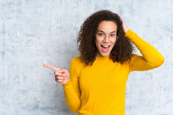 Mujer Dominicana Sobre Fondo Verde Aislado Apuntando Con Dedo Hacia — Foto de Stock