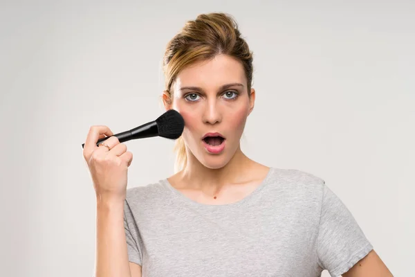 Mulher Loira Jovem Com Escova Maquiagem — Fotografia de Stock