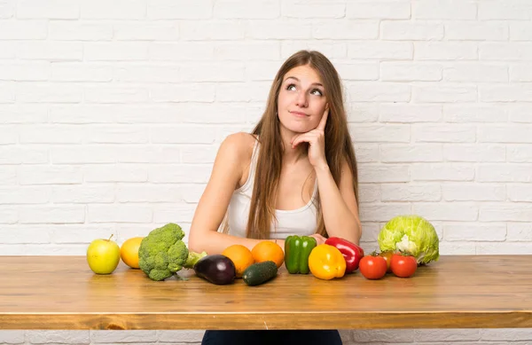 Mujer Joven Con Muchas Verduras Pensando Una Idea —  Fotos de Stock