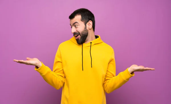 Knappe Man Met Gele Sweatshirt Het Houden Van Copyspace Met — Stockfoto